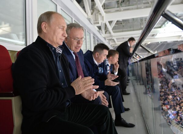 Президент России Владимир Путин наблюдает за матчем КХЛ Адмирал - Ак Барс