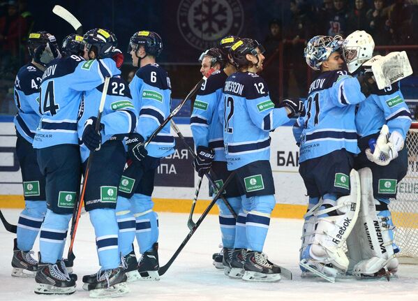 Хоккеисты Сибири радуются победе.