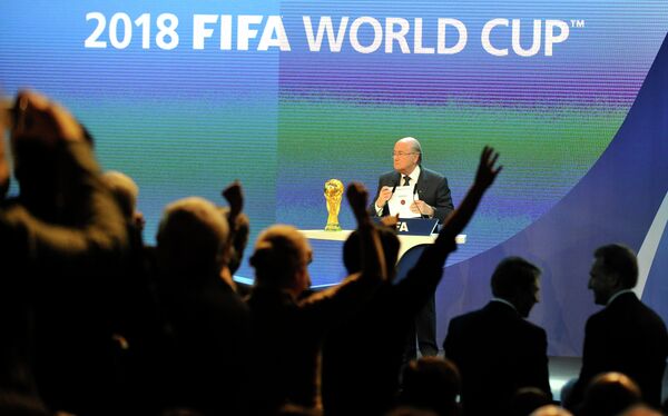 Члены российской делегации радуются после объявления президентом Международной федерации футбольных ассоциаций (ФИФА) Йозефом Блаттером (в центре) России страной, получившей право проведения чемпионата мира по футболу в 2018 году
