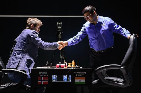 Слева направо: шахматисты Магнус Карлсен (Норвегия) и Вишванатан Ананд (Индия)