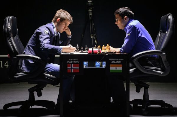 Слева направо: шахматисты Магнус Карлсен (Норвегия) и Вишванатан Ананд (Индия)