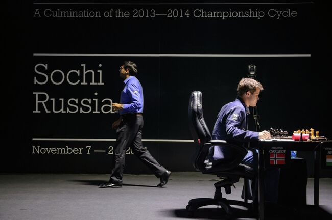 Справа налево: шахматисты Магнус Карлсен (Норвегия) и Вишванатан Ананд (Индия)