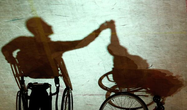 Тени танцевальной пары на колясках во время чемпионата Европы под Варшавой