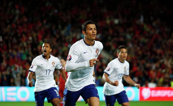 Нападающий сборной Португалии Криштиану Роналду празднует забитый гол в ворота сборной Армении