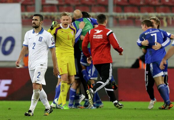 Футболисты сборной Фарерских островов радуются победе над сборной Греции