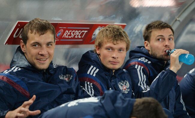 Футболисты сборной России Артем Дзюба и Евгений Макеев (слева направо)