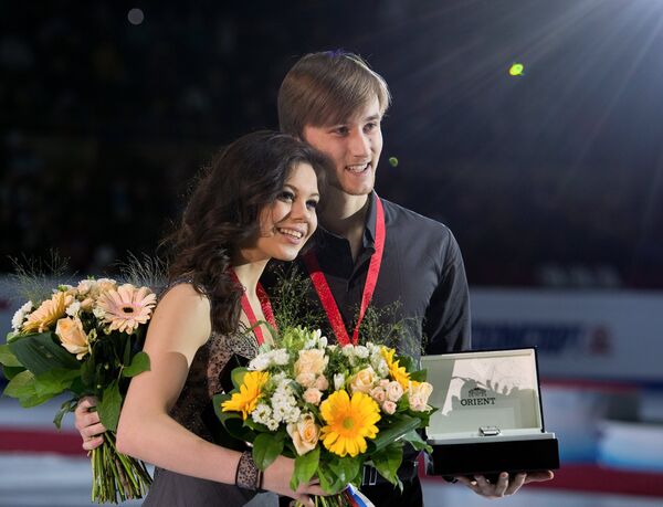 Россияне Елена Ильиных и Руслан Жиганшин, завоевавшие серебряные медали в танцах на льду