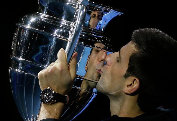 Сербский теннисист Новак Джокович с трофеем, полученным за первое место в рейтинге ATP по итогам сезона