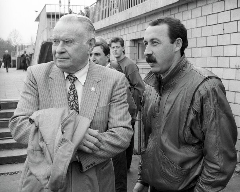 Старший тренер Асмарала Константин Бесков и тренер московского Динамо Валерий Газзаев Старший тренер Асмарала Константин Бесков и тренер московского Динамо Валерий Газзаев