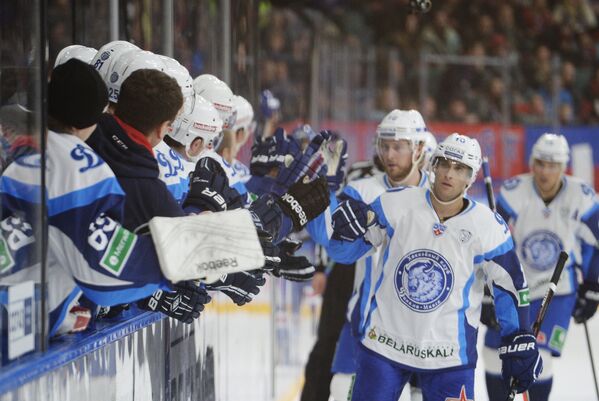 Хоккеисты минского Динамо радуются заброшенной шайбе