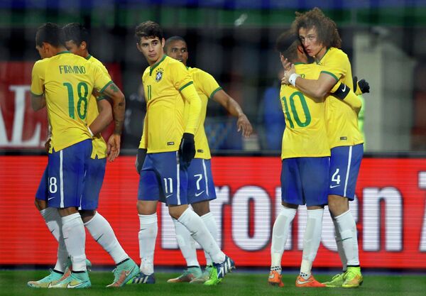 Футболисты сборной Бразилии радуются забитому мячу Давида Луиса (крайний справа)