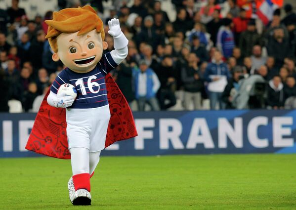 Талисман чемпионата Европы по футболу 2016 года - мальчик в красном плаще и в футболке Франции