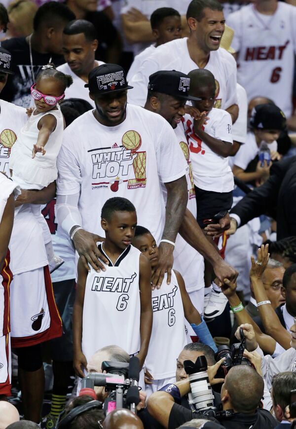 Форвард Кливленда Леброн Джеймс после победы в НБА за Майами со своими сыновьями Леброном Джеймсом младшим (слева) и Брюсом Максимусом