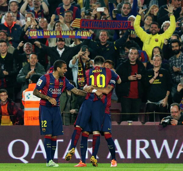 Футболисты Барселоны празднуют забитый гол