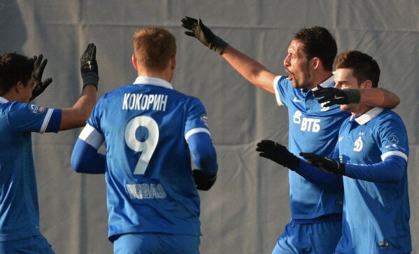 Футболисты московского Динамо поздравляют нападающего клуба Кевина Кураньи (второй справа) с забитым голом