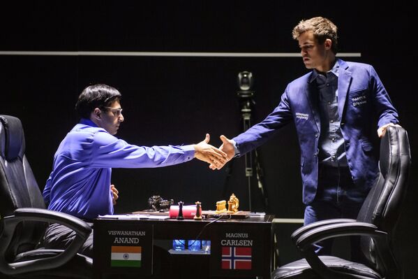 Слева направо: шахматисты Вишванатан Ананд (Индия) и Магнус Карлсен (Норвегия)
