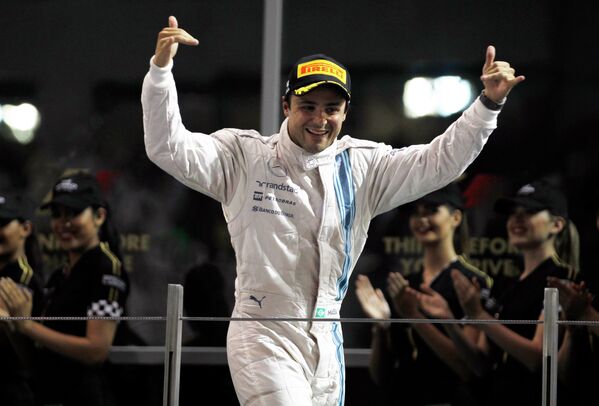 Пилот Уильямса Фелипе Масса радуется второму месту на Гран-при Абу-Даби