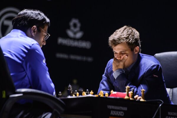 Слева направо: шахматисты Вишванатан Ананд (Индия) и Магнус Карлсен (Норвегия)