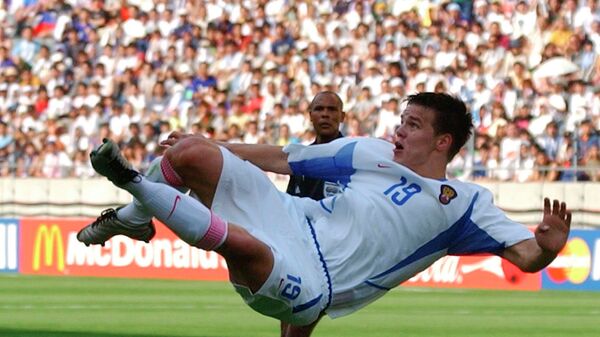 Нападающий сборной России Руслан Пименов во время матча чемпионата мира по футболу-2002 против команды Туниса. Архивное фото