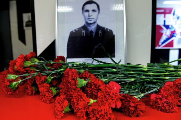 Цветы у портрета советского хоккеиста и заслуженного тренера СССР Виктора Тихонова