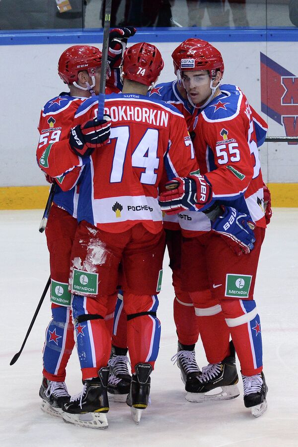 хоккеисты ЦСКА радуются заброшенной шайбе.