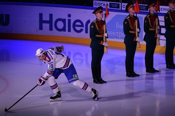 Нападающий ХК СКА Виктор Тихонов перед началом матча регулярного чемпионата КХЛ.