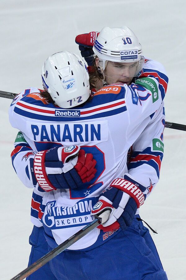 Хоккеисты СКА Артемий Панарин и Виктор Тихонов (слева направо) радуются шайбе.