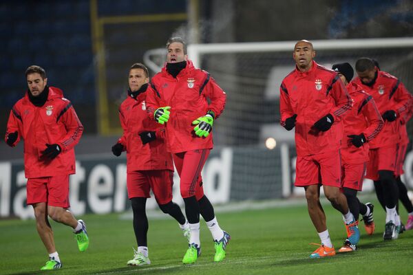 На фото: футболисты Бенфики на тренировке перед матчем группового этапа Лиги чемпионов.