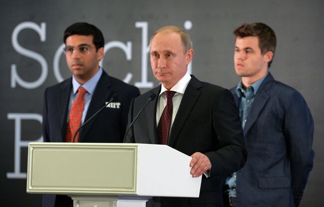 Президент России Владимир Путин (в центре) выступает на церемонии награждения чемпиона мира по шахматам в Сочи. Слева - шахматист Вишванатан Ананд (Индия), справа - шахматист Магнус Карлсен (Норвегия).