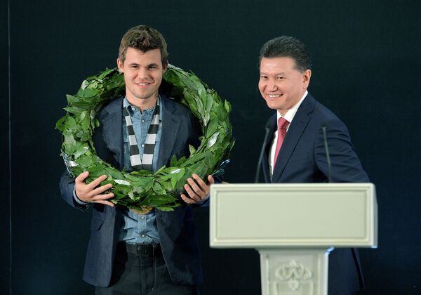 Президент ФИДЕ Кирсан Илюмжинов (справа) и чемпион мира по шахматам, норвежец Магнус Карлсен