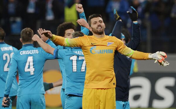 Футболисты Зенита празднуют победу после матча с Бенфикой