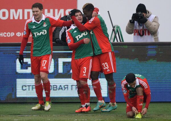 Футболисты Локомотива Тарас Михалик, Алан Касаев и Даме Н'Дойе (слева направо) радуются забитому голу.