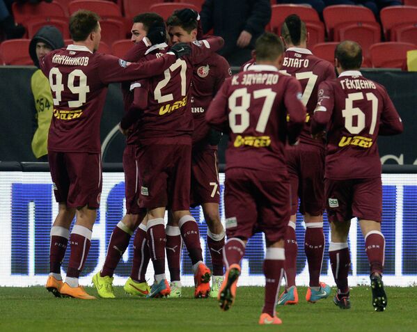 Футболисты Рубина радуются забитому голу в матче против Динамо.