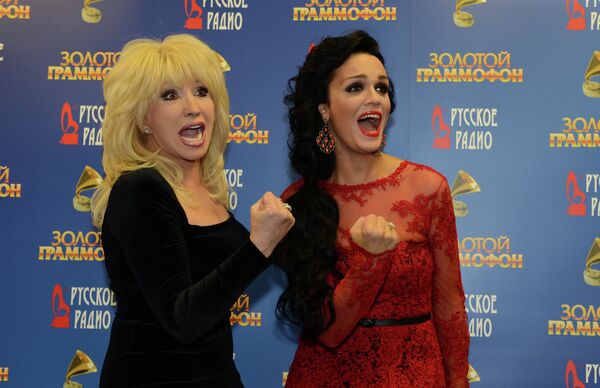 Певицы Ирина Аллегрова (слева) и Слава на церемонии вручения ежегодной музыкальной премии.
