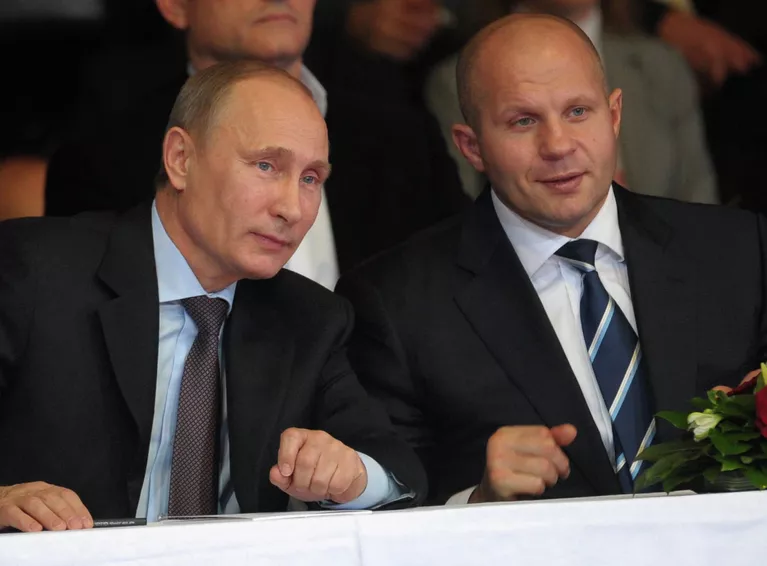 Президент России Владимир Путин (слева на первом плане) и многократный чемпион мира по боям без правил и боевому самбо Федор Емельяненко