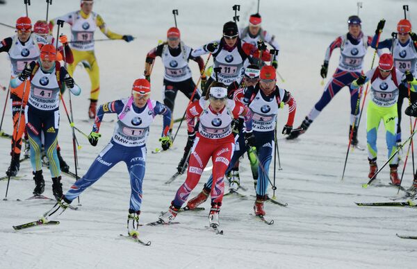В центре: Сюнневе Сулемдал (Норвегия) на дистанции эстафетной гонки в соревнованиях среди смешанных команд
