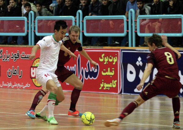 Игровой момент товарищеского матча по мини-футболу между сборными России и Ирана