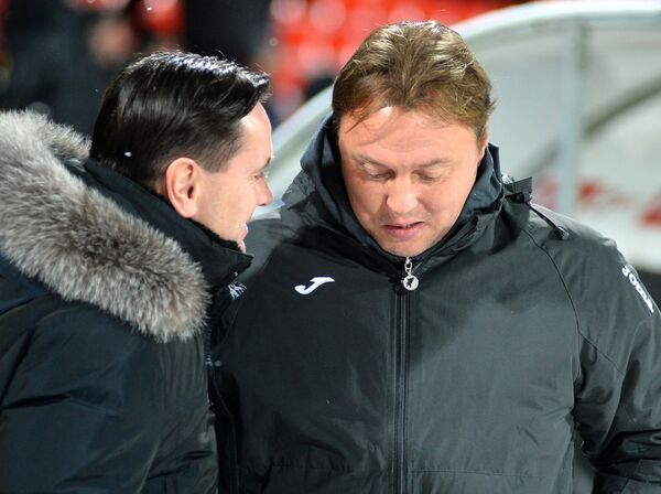 Главный тренер Арсенала Дмитрий Аленичев (слева) и главный тренер Уфы Игорь Колыванов.