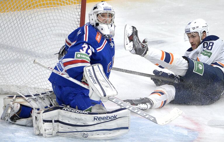 Игровой момент матча СКА - Амур