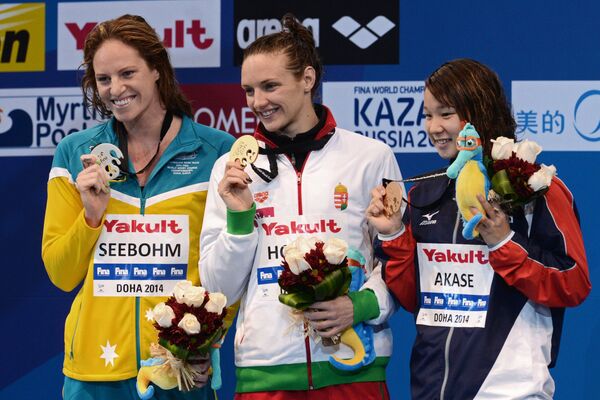 Слева направо: Эмили Сибом (Австралия) - серебряная медаль, Катинка Хошу (Венгрия) - золотая медаль, Саяка Акаси (Япония) - бронзовая медаль