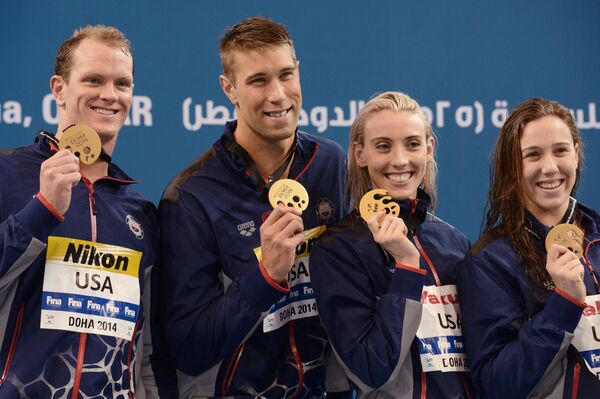 Команда США, завоевавшая золотые медали на дистанции смешанной эстафеты 4х50 м вольным стилем на чемпионате мира по плаванию