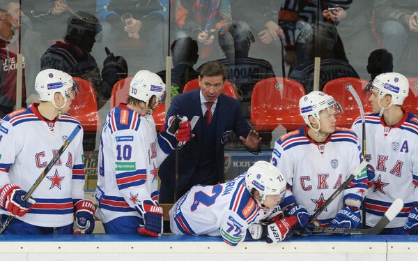 Вячеслав Быков (в центре) и хоккеисты СКА
