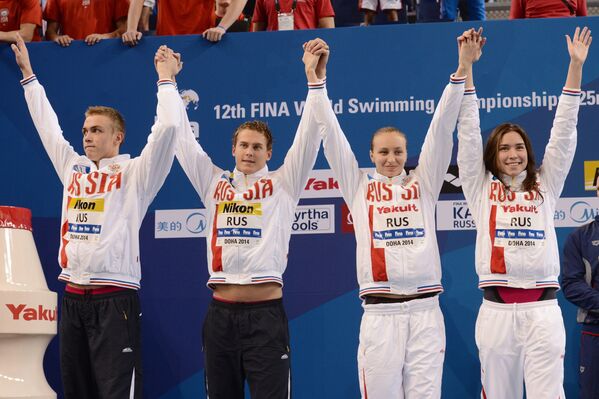 Российская команда, завоевавшая серебряные медали на дистанции смешанной эстафеты 4х50 м вольным стилем