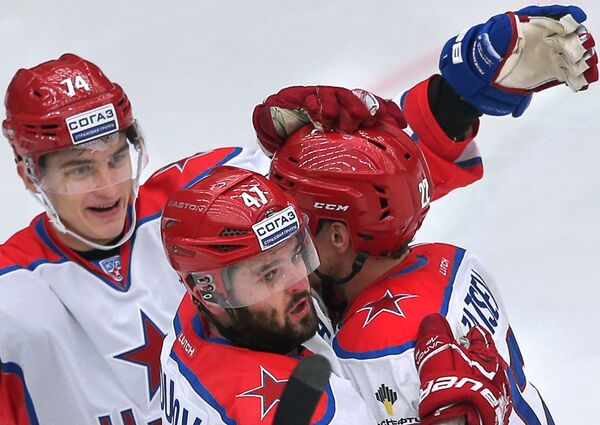 Хоккеисты ПХК ЦСКА Николай Прохоркин, Александр Радулов и Никита Зайцев (слева направо) радуются забитой шайбе.