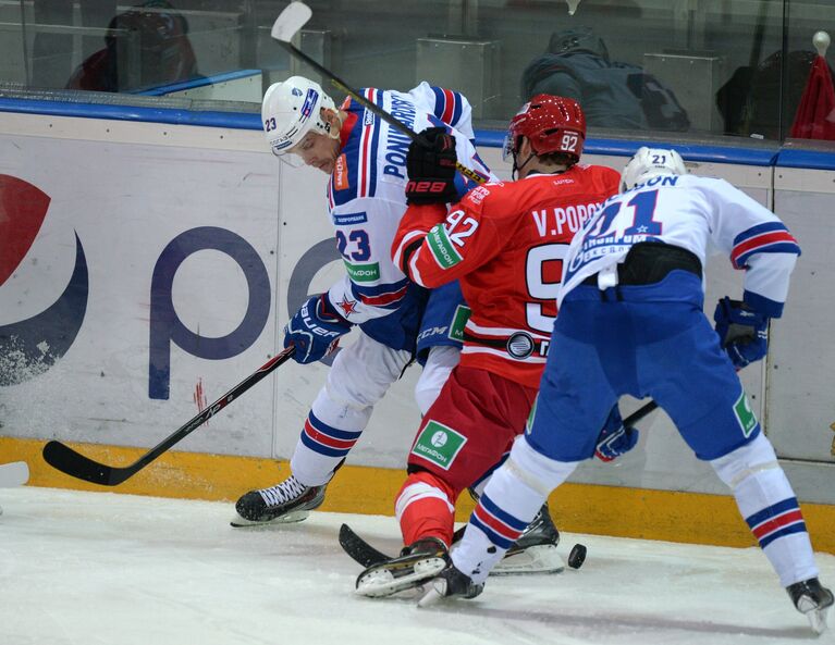 Форвард СКА Алексей Поникаровский, форвард Автомобилиста Виталий Попов, форвард СКА Джимми Эрикссон (слева направо)