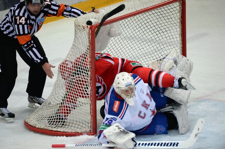 Игровой момент матча Автомобилист - СКА