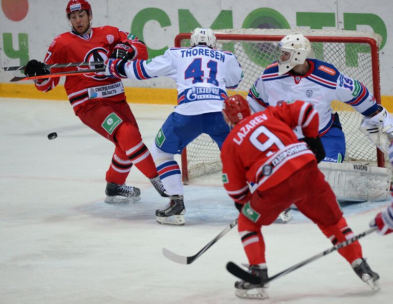 Игровой момент матча Автомобилист - СКА