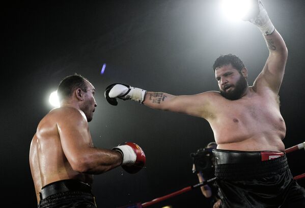 Белорусский боксер Александр Устинов (слева) и новозеландский боксер Чонси Велливер.