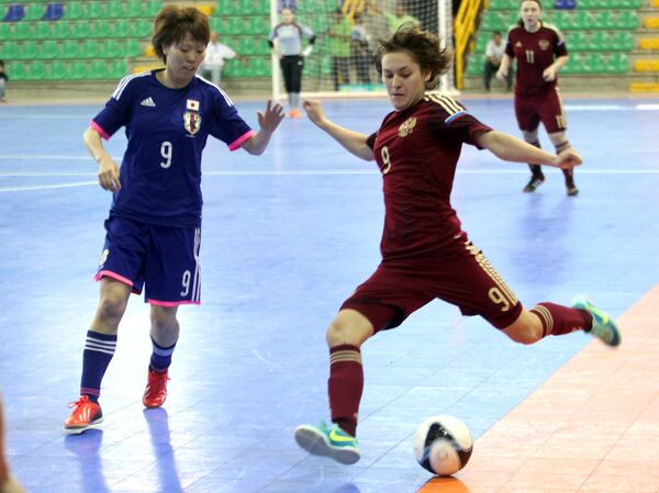 Игровой момент матча по мини-футболу между женскими сборными Японии и России