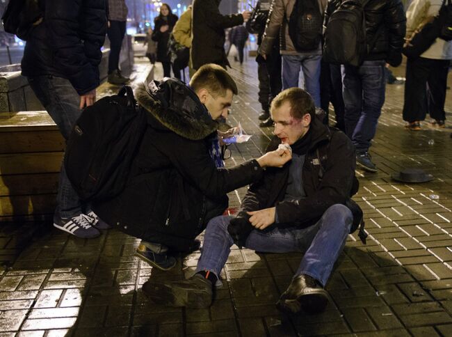 Одиннадцать болельщиков французского футбольного клуба Сент-Этьен были госпитализированы после нападения фанатов днепропетровского Днепра